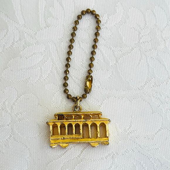 Vintage Gold Tone Cable Car Trolley Charm Pendant Keychain San Francisco Jewelry - Picture 1 of 11